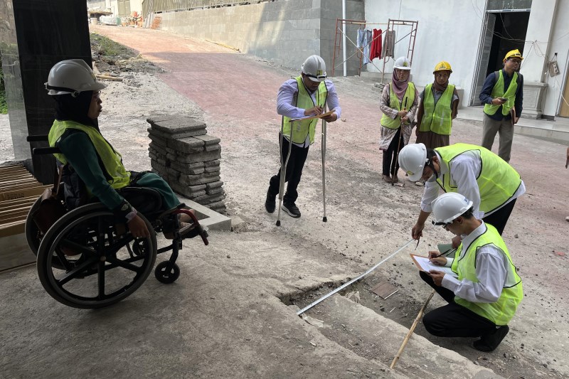 RAMAH DISABILITAS : DPUPR dan HWDI Wonosobo mengecek infrastruktur untuk disabilitas di Hotel Horison Dieng.(IST)