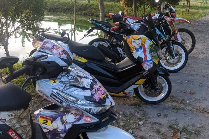 Salah satu anggota ICC menampakan totalitas dalam menonjolkan Itasha di kendaraan dengan karakter anime Jepang.