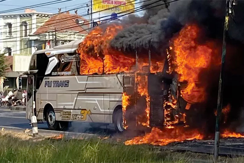 Bus terbakar di Jalan Raya Solo-Jogja, Desa Sanggung, Kecamatan Gatak, Kabupaten Sukoharjo, Minggu (13/8/2023). (DOK.WARGA)