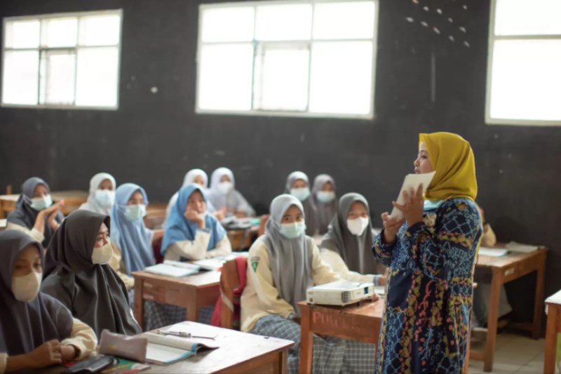 Guru madrasah saat mengajar dengan metode digital.