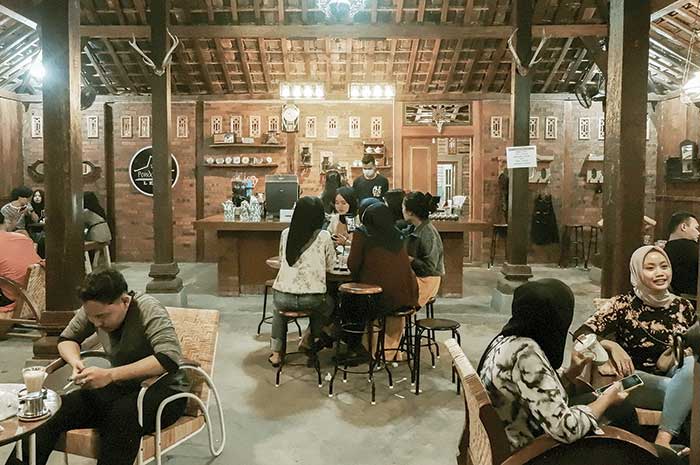Para pengunjung sedang bersantai ngopi dengan suasana klasik.