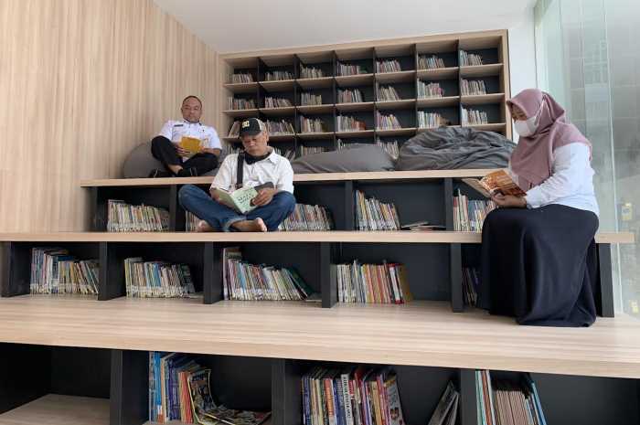 Salah satu ruang baca buku yang asyik di Perpusda Kendal.