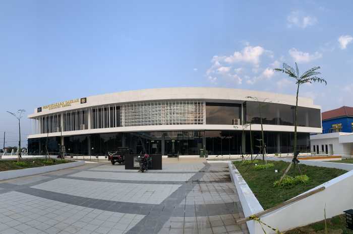 Megahnya gedung perpustakaan daerah yang dibangun Pemerintah Kabupaten Kendal dan diklaim sebagai perpustakaan termegah di Indonesia.