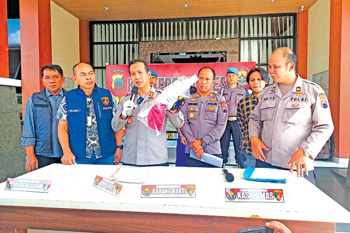 Kapolres Temanggung AKBP Ary Sudrajat saat gelar perkara kasus penganiayaan di halaman Mapolres Temanggung.