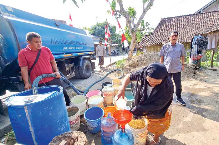 Warga Desa Kalikayen, Ungaran mendapatkan bantuan air bersih untuk mencukupi kebutuhan minum dan masak sehari-hari.
