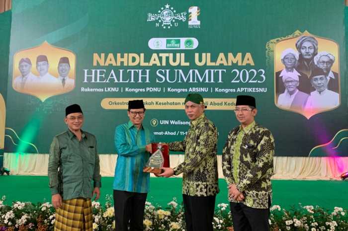 Ketua Umum PP PDNU terpilih M S Niam menyerahkan kenang-kenangan kepada Menteri Kesehatan Budi Gunadi Sadikin didampingi oleh Ketua LKNU Zulfikar As