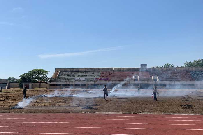 Sejumlah pekerja tampak sibuk mengupas rumput rusak di lapangan Stadion Kebondalem Kendal.