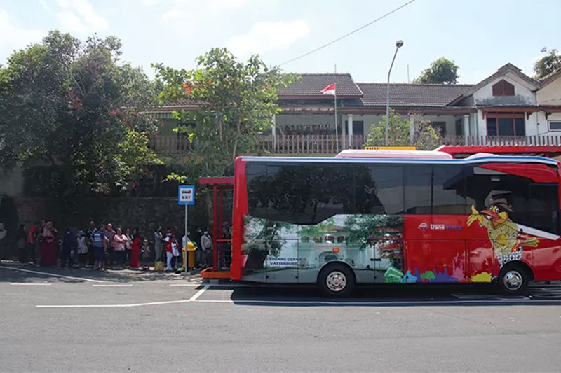 PENASARAN: Penumpang Trans Jateng mengantre di halte Terminal Tipe C atau Terminal Angkutan Kota (Angkot) Wonogiri, Minggu (13/8) siang. (IWAN ADI LUHUNG/RADAR SOLO)