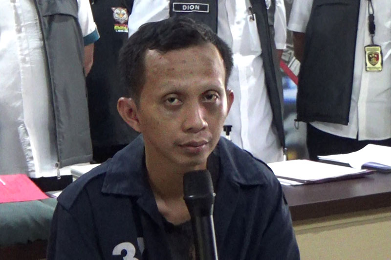 MENYESAL: Pelaku begal payudara, Andi Santoso, memberi keterangan saat gelar perkara di Mapolrestabes Semarang, kemarin.&nbsp;