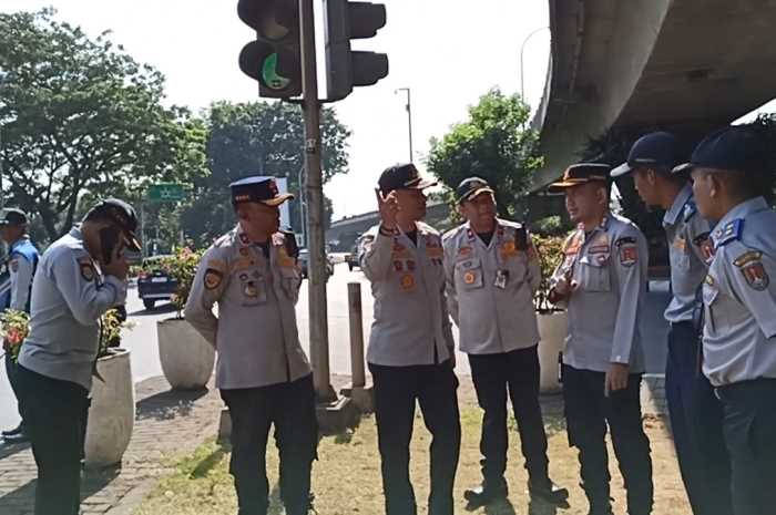 Petugas Dishub Kota Semarang ketika memantau traffic light &nbsp;di bundaran Kalibanteng, Senin (14/8).