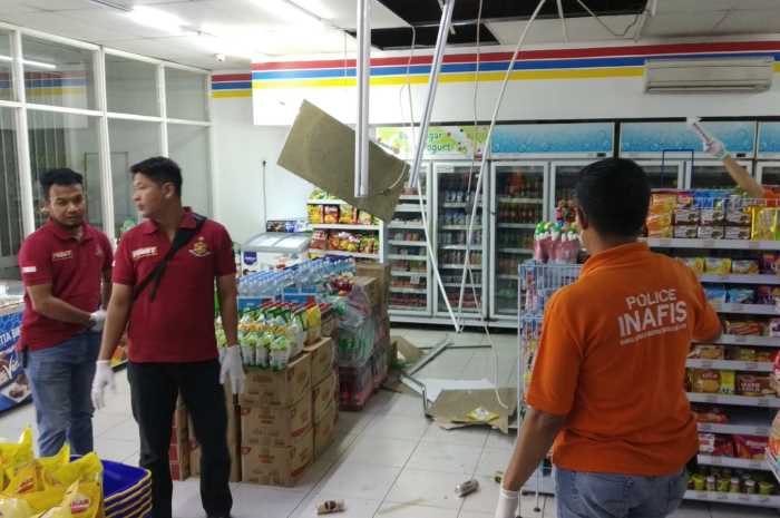 Petugas Unit Reskrim Polsek Semarang Timur saat melakukan olah TKP di Indomaret di Jalan Citarum Raya yang dibobol pencuri.