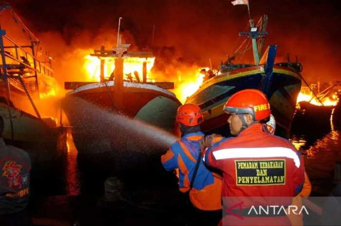 Petugas pemadam kebakaran berusaha memadamkan api yang membakar kapal nelayan, di Pelabuhan Jongor, Tegal, Jawa Tengah, Senin (14/8/2023) malam.&nbsp;ANTARA FOTO/Oky Lukmansyah/hp/pri.