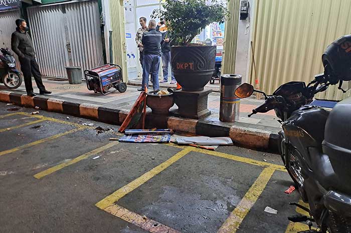 Kondisi TKP pembacokan di depan Indomaret Jalan Ikhlas, Selasa (16/8) malam.