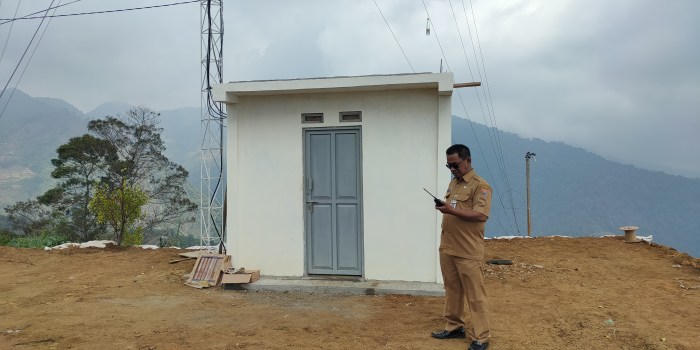 TINJAU DESA TERPENCIL : Kepala Diskominfo Batang Triossy Juniarto saat melakukan evaluasi jaringan seluler di Desa Pranten, Kecamatan Bawang, Kabupaten Batang, Selasa (15/8/2023).