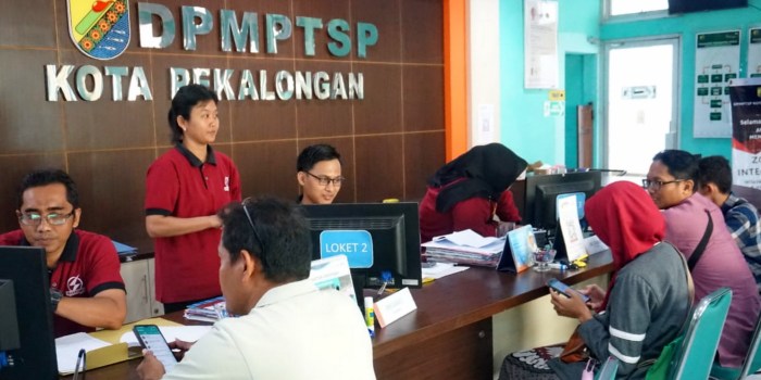 PELAYANAN MAKSIMAL :  Walaupun perizinan sudah banyak yang secara online, namun yang masih mengajukan secara offline tetap dilayani oleh DPMPTSP Kota Pekalongan.