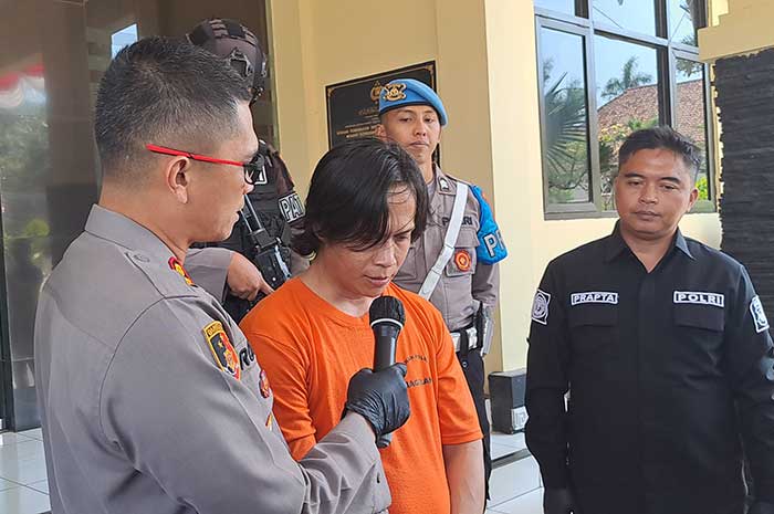 Wakapolresta Magelang AKBP Roman Smaradhana Elhaj&nbsp; saat menginterogasi tersangka AK.