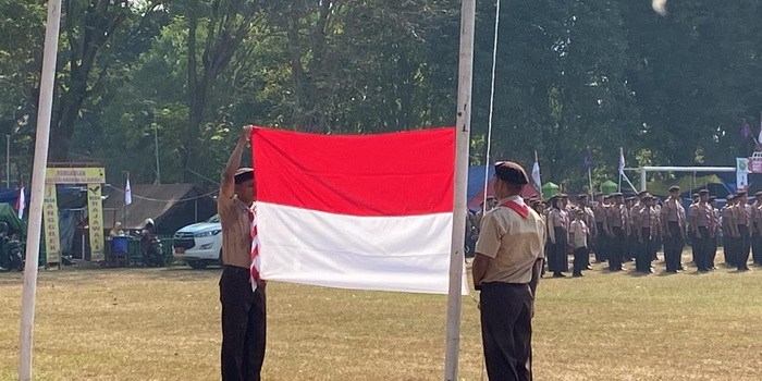 UPACARA : Para napi Lapas Kelas IIB Batang saat menjadi pengibar bendera dalam upacara Hari Pramuka ke-62 di Lapangan Dracik Kampus Senin (14/8/2023).