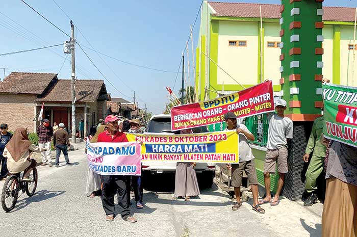 Sejumlah warga yang tergabung dalam aliansi warga Mlaten pro reformasi unjuk rasa menuntut agar pilkades tetap dilaksanakan.