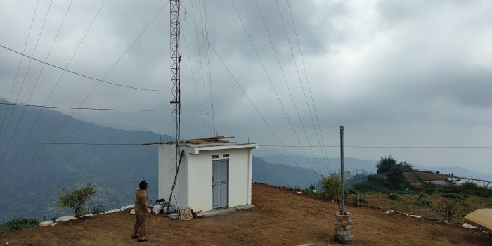 EVALUASI TOWER : Kepala Diskominfo Batang Triossy Juniarto saat melakukan evaluasi pembangunan tower repeater di Bukit Siderik Desa Pranten, Kecamatan Bawang, Kabupaten Batang.