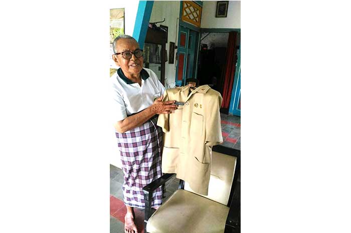 Soewandi, 96, pejuang asal Boja Kendal saat menunjukkan seragam veteran di kediamannya.