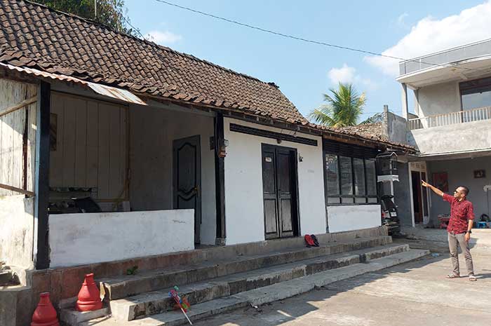 Amirudin Sigit Permadi menunjukkan sebuah bangunan rumah yang dulu menjadi Kantor Kelurahan Magelang, sekaligus markas dan dapur umum Tentara BKR Selasa (15/8).
