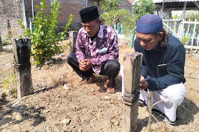Keluarga berziarah di makam Mbah Sukaini, Jalan Makam Ibrahim Fatah, Genuk, Selasa (15/8).