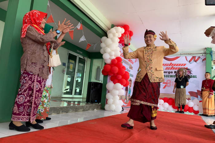 Peserta fashion show saat berjalan di atas catwalk dengan penuh rasa percaya diri di RSUD Kendal Kamis (17/8).