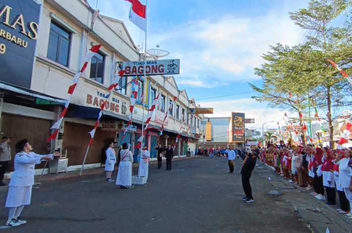 Memakai pakaian adat, ratusan pedagang Pasar Raya Kota Salatiga menggelar upacara HUT RI Ke-78 Kamis (17/8/2023) pagi.