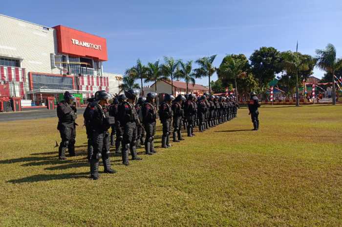 Pasukan Brimob termasuk yang disiagakan untuk mengamankan Bandara Internasional Jenderal Ahmad Yani selama pertemuan Menteri Ekonomi ASEAN.