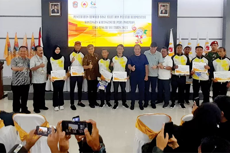 BENTUK PENGHARGAAN: Bupati Karanganyar Juliyatmono memberikan bonus kepada atlet dan pelatih peraih medali porprov, kemarin. (RUDI HARTONO/RADAR SOLO)