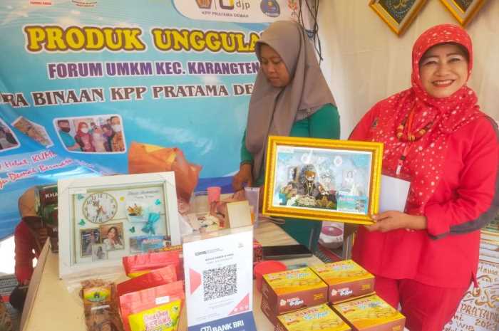 Ketua Forum UMKM Kecamatan Karangtengah Isrofah menunjukkan produk kaligrafi di stan UMKM Demak Expo 2023.