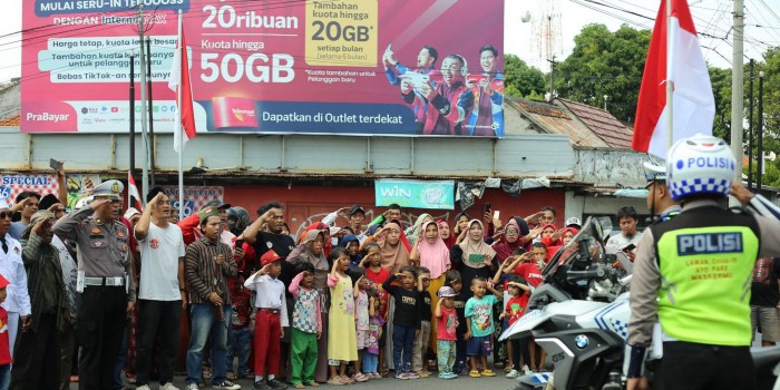 PROKLAMASI : Pengendara yang melintas di perempatan Ponolawen Kota Pekalongan turut memberikan penghormatan saat detik-detik proklamasi Kamis (17/8/2023).