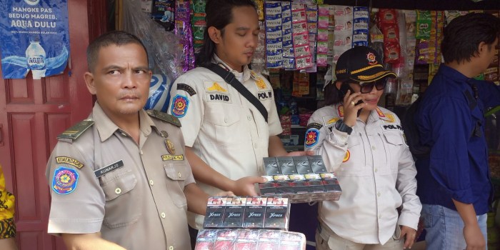 RAZIA : Satpol PP Kabupaten Pekalongan saat menyita rokok ilegal yang dijual di warung Selasa (15/8/2023).