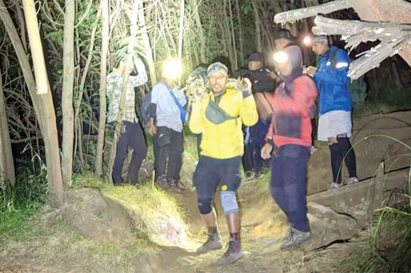 DITANDU: Sejumlah relawan mengevakuasi pendaki Gunung Lawu yang mengalami hipotermi, Rabu (16/8) malam.