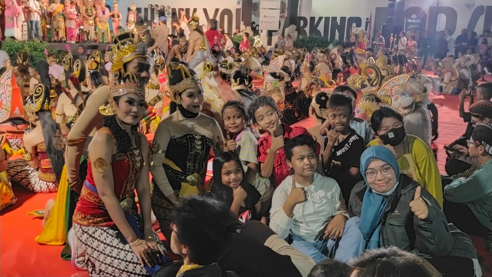 Pagelaran wayang on the street menarik perhatian kawula muda hingga orang tua untuk ikut andil dalam melestarikan wayang orang, Jumat malam (11/8/2023).