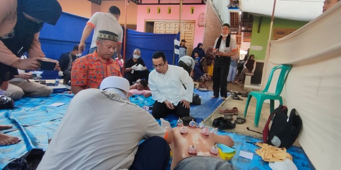 PENGOBATAN : Dewan Pakar Pusat PKS Rizal Bawazier bersama Anggota DPRD Kabupaten Batang Sidqon Hadi saat meninjau program pengobatan alternatif gratis di Desa Rowobelang Jumat (18/8/2023).