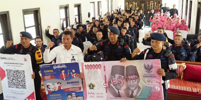 KOMPAK : Anggota Batalyon B Pelopor Satbrimob Polda Jateng Pekalongan saat mengikuti sosialisasi CBP dan QRIS di markas setempat pada Jumat (18/8/2023).