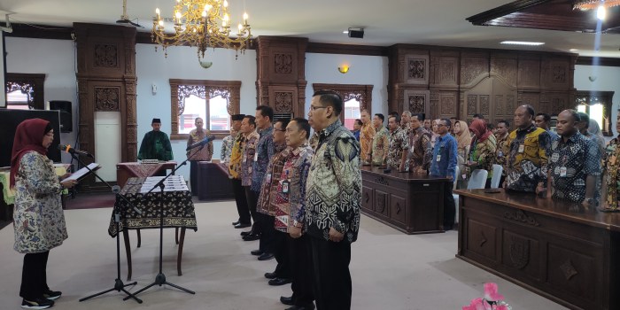 PEROMBAKAN : Pj Bupati Batang Lani Dwi Rejeki saat melantik pejabat eselon II di lingkungan Pemkab Batang Jumat (18/8/2023).