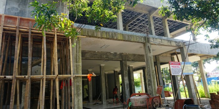 KEBUT PEMBANGUNAN : Para pekerja berusaha menyelesaikan pembangunan gedung MPP Kota Pekalongan agar selesai akhir tahun 2023 ini.