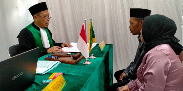 ISBAT NIKAH : Pasangan siri melakukan prosesi isbat nikah yang digelar Pemkab Pekalongan bersama Pengadilan Agama dan Kemenag di Kecamatan Paninggaran Jumat (18/8/2023).