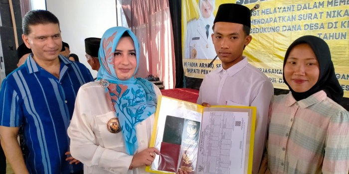 PASANGAN SAH : Bupati Pekalongan Fadia A Rafiq saat mengabadikan momen dengan pasangan siri termuda yang dinikahkan secara negara melalui isbat nikah di Kecamatan Paninggaran Jumat (18/8/2023).