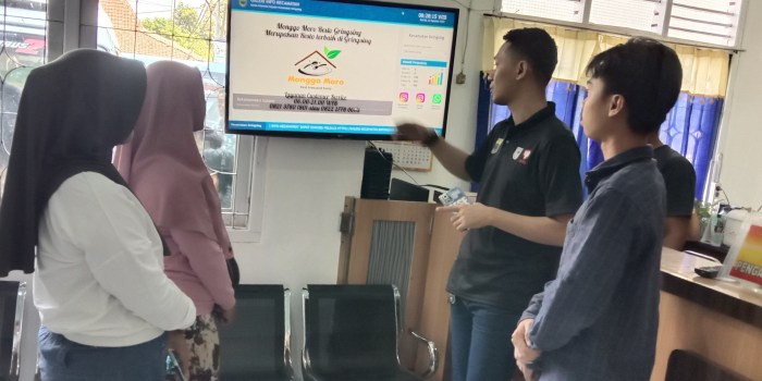 AKSES INFORMASI : Sekretaris Kecamatan Gringsing Ridho Budi Kurniawan menunjukkan cara membuka dashboard Galeri Informasi Kecamatan di ruang pelayanan Kantor Kecamatan Gringsing Jumat (18/8/2023).