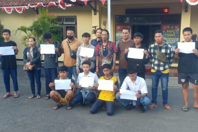 PEMBINAAN : Para pelaku tawuran daerah Mangunharjo, Tembalang bersama orangtuanya usai mendapatkan pengarahan di Polsek Tembalang Jumat (18/8). (M HARIYANTO/JAWA POS RADAR SEMARANG)