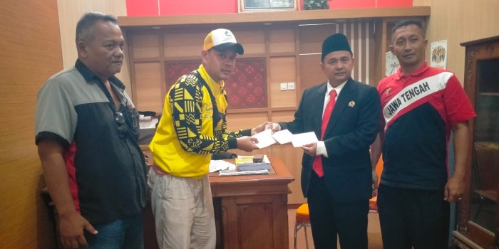 APRESIASI : Wakil Ketua DPRD Kabupaten Pekalongan Sumar Rosul tetap memberikan bonus atlet Kick Boxing meski hanya finish dengan dua perunggu.