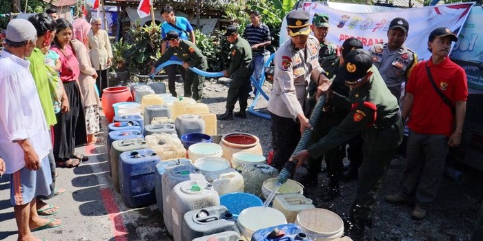 SALURKAN AIR BERSIH : Anggota Polres Pemalang saat salurkan air bersih di di Dukuh Krajan, Desa Beluk, Kecamatan Belik, Kabupaten Pemalang, Jumat (18/8/2023).