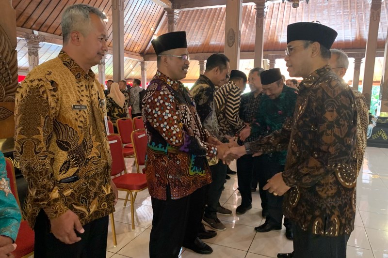 SELAMAT : Bupati Temanggung Muhammad Al Khadziq menyalami pejabat usai upacara pelantikan dan pengambilan sumpah atau janji ASN di Pendopo Pengayoman, Jumat (18/8). (ADDIN ALFATH/ RADAR MAGELANG)