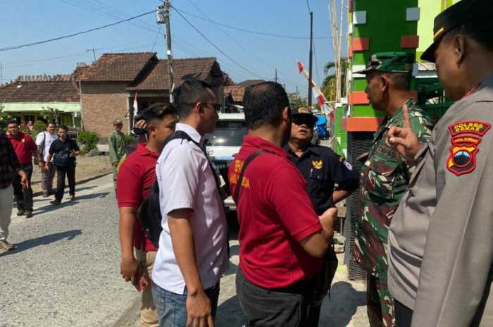Petugas kepolisian memberikan pengamanan dalam tahapan pilkades di Desa Mlaten, Kecamatan Mijen.&nbsp;