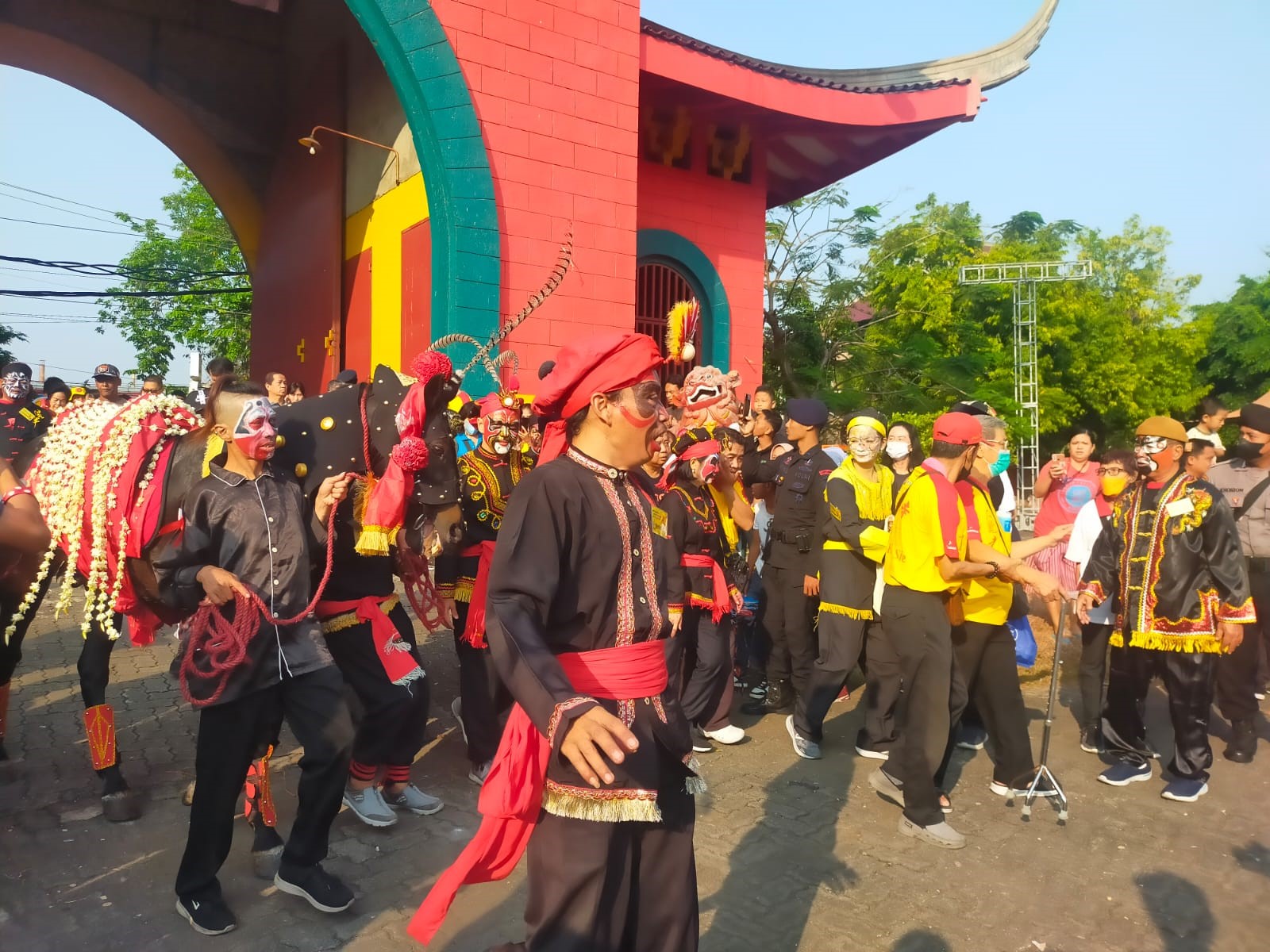 Arak-arakan Bhe Kun tengah memasuki Klenteng Sam Poo Kong yang berlokasi di Bongasari, Semarang Barat, kota Semarang Sabtu 19/8/2023.