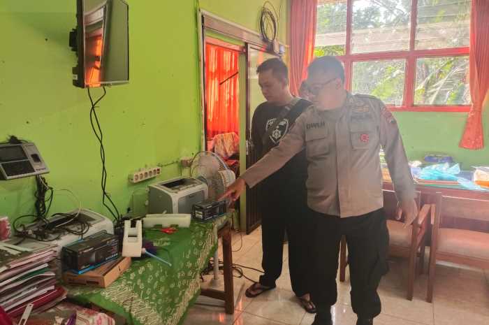 Petugas Polsek Banyumanik tengah melakukan olah TKP dii SDN 4 Banyumanik.