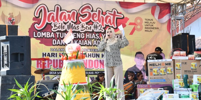 SAPA WARGA : Bupati Pekalongan Fadia Arafiq saat menyapa warga Desa Windurojo, Kecamatan Kesesi, Kabupaten Pekalongan, saat acara jalan sehat Sabtu (19/8/2023).